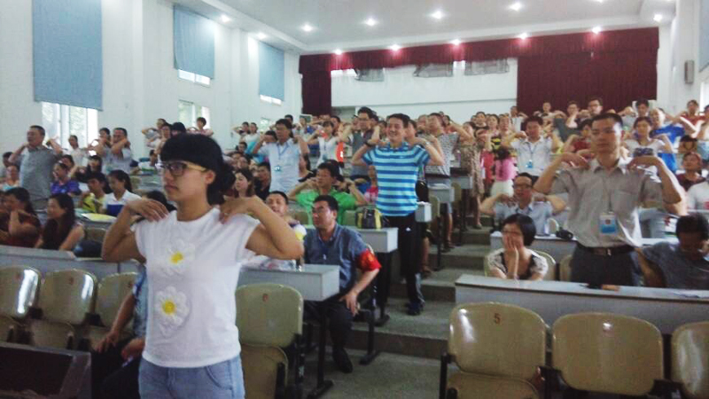 伸伸胳膊扭扭头 我院推拿科健康讲座走进江姐中学